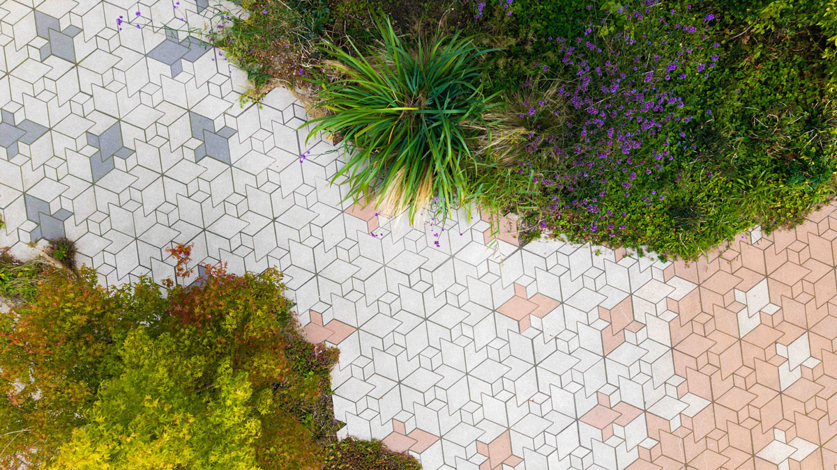 Circulaire bestrating in stedelijke omgeving met geometrisch patroon – Studio Wae